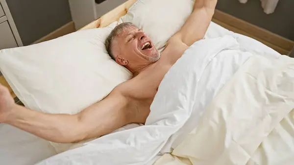 Ein Mann Mittleren Alters Der Sich Einem Gut Beleuchteten Schlafzimmer — Stockfoto