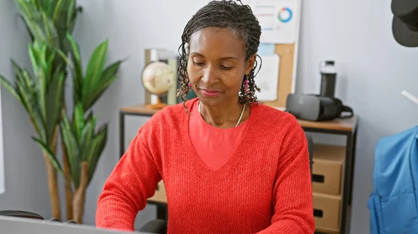 African American Woman Working Focused Office Indoor Setting Computer Desk — Stock Photo, Image