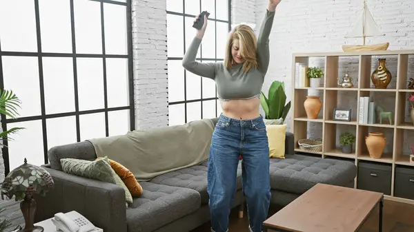 Eine Fröhliche Blonde Frau Tanzt Allein Einem Stilvollen Wohnzimmer Mit — Stockfoto