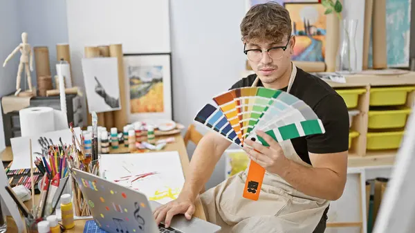 Attraktiv Ung Latinamerikansk Man Konstnär Välja Levande Färg Färg Laptop — Stockfoto