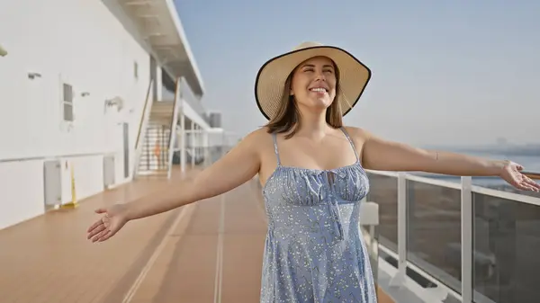 在晴朗的天空下 一个戴着太阳帽的快乐女人在游轮甲板上拥抱着海风 — 图库照片