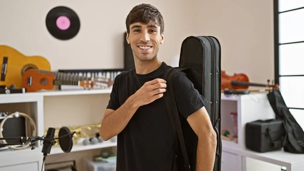 Encantador Jovem Hispânico Extasiado Com Confiança Mostrando Sua Caixa Guitarra — Fotografia de Stock