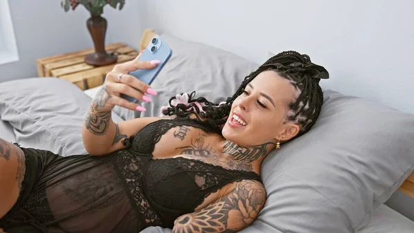 Kendine güveni tam bir İspanyol ampüte kadın. Akıllı telefondan mesaj atıyor. Sabah ışığında seksi görünüyor.