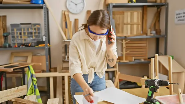 Young Adult Woman Multitasks Carpentry Workshop Talking Phone While Holding — Stock Photo, Image