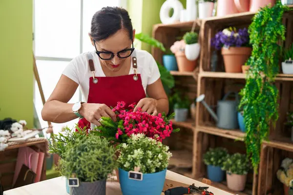 Çiçekçide çiçek kesen güzel İspanyol kadın.