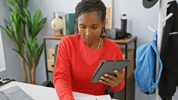 African American Woman Red Focusing Tablet Modern Office Environment — Stock Photo, Image