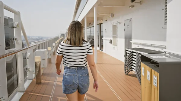 Una Joven Morena Disfruta Tranquilo Paseo Por Cubierta Crucero Simbolizando —  Fotos de Stock