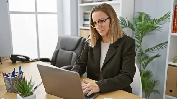 Engagierte Junge Blonde Geschäftsfrau Arbeitet Intensiv Ihrem Laptop Einem Professionellen — Stockfoto