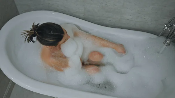 Draufsicht Einer Jungen Frau Die Sich Allein Einer Schäumenden Badewanne — Stockfoto