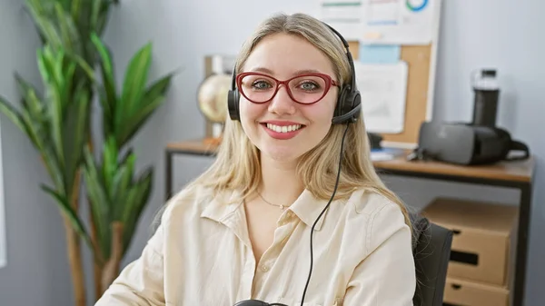Veselá Blondýnka Brýlemi Pracující Jako Zástupce Zákaznického Servisu Moderní Kanceláři — Stock fotografie