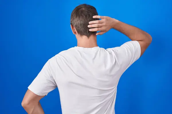 Caucasian Blond Man Standing Blue Background Backwards Thinking Doubt Hand — Stock Photo, Image