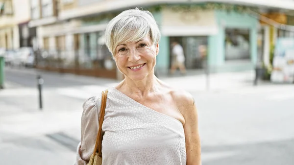 Mulher Hispânica Madura Com Cabelo Cinza Curto Sorrindo Uma Rua — Fotografia de Stock