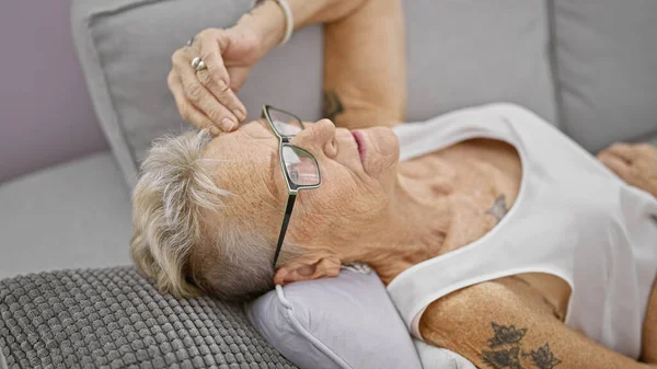 Stressed Grey Haired Senior Woman Lying Alone Living Room Sofa — Stock Photo, Image