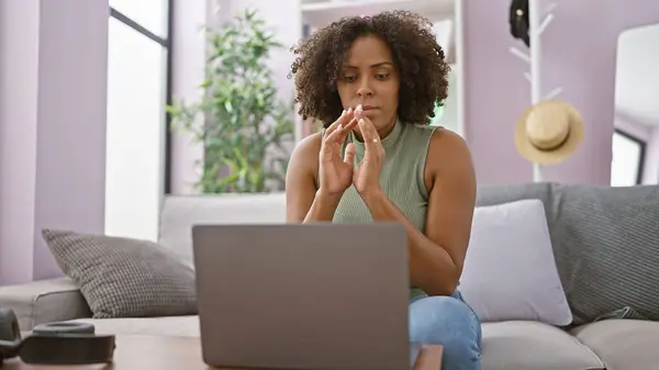 非洲裔美国妇女 头戴辫子 在室内沙发上使用笔记本电脑 — 图库照片