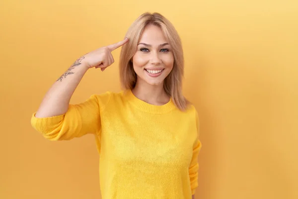Young Caucasian Woman Wearing Yellow Sweater Smiling Pointing Head One — Stock Photo, Image
