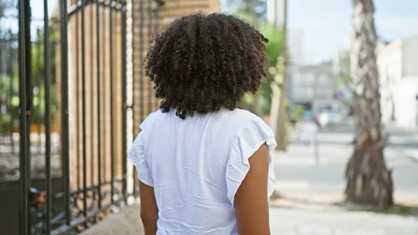 Şehir Ortamında Kıvırcık Saçlı Siyah Bir Kadın — Stok fotoğraf