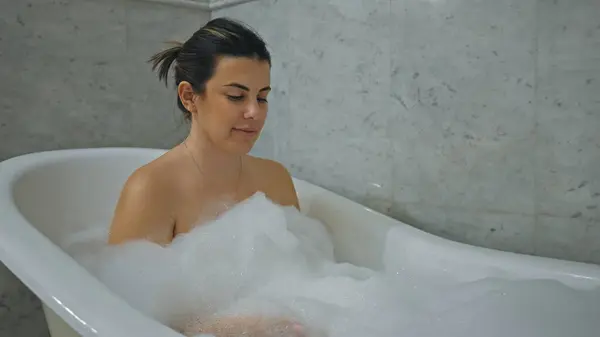 Uma Jovem Mulher Desfruta Uma Banheira Relaxante Uma Casa Banho — Fotografia de Stock