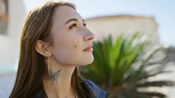 Una Giovane Donna Contemplativa Con Tatuaggio Guarda Avanti Una Strada — Foto Stock