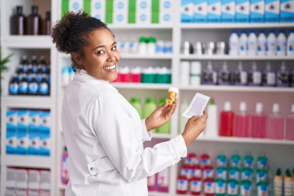 Afrikaans Amerikaanse Vrouw Apotheker Holding Pillen Fles Lezen Recept Bij — Stockfoto