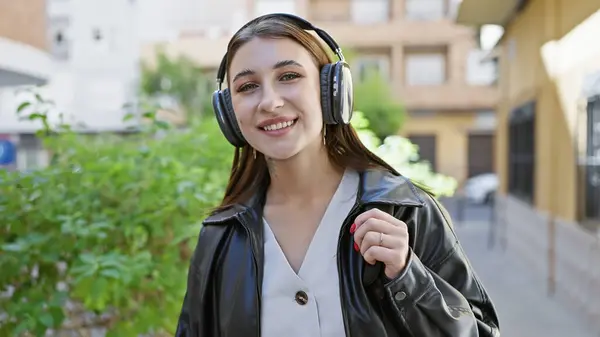 Smiling Young Woman Headphones Enjoys Music Sunny Urban Street Exuding — Stock Photo, Image