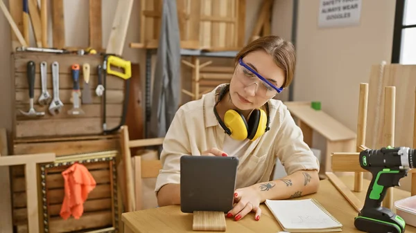 Een Gefocuste Jonge Vrouw Met Veiligheidsbril Koptelefoon Gebruikt Een Tablet — Stockfoto