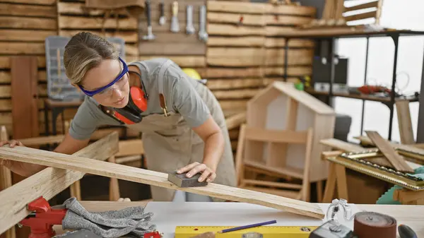 Focused Woman Sands Piece Wood Her Carpentry Workshop Embodying Skill — Stock Photo, Image