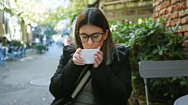 Young Adult Woman Enjoying Coffee Outdoor Cafe Terrace Blurred Street — Stock Photo, Image