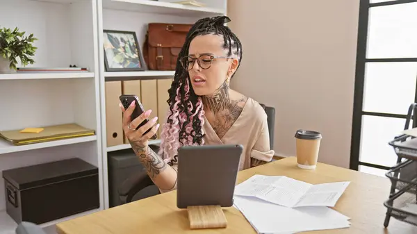 Attractive Young Hispanic Woman Boss Relaxed Yet Serious Working Her — Stock Photo, Image