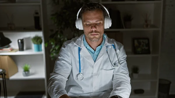 Kapalı Bir Klinikte Kulaklık Takan Latin Kökenli Genç Bir Doktor — Stok fotoğraf