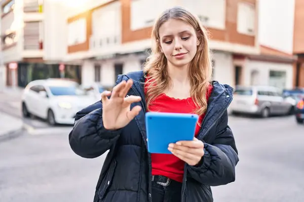 Wanita Pirang Muda Tersenyum Percaya Diri Menggunakan Touchpad Jalan Stok Foto