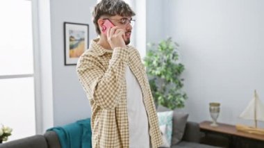 Bir adam telefonuyla konuşurken, bir kadın şakacı bir şekilde arkasına sinsice yaklaşır..