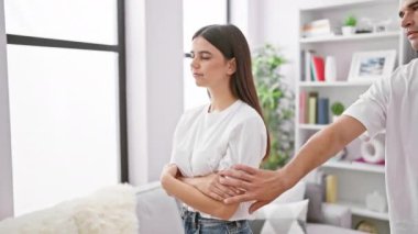 Modern bir apartman dairesinde sevgi ve arkadaşlık gösteren bir kadın ve erkek..