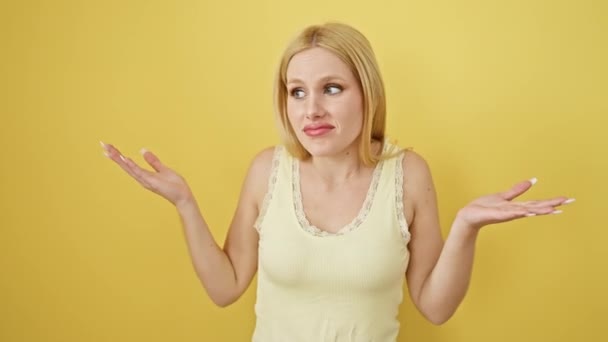 Ohnivá Mladá Blondýna Tričku Bez Rukávů Vyvolává Hlasitý Výkřik Vyjadřující — Stock video