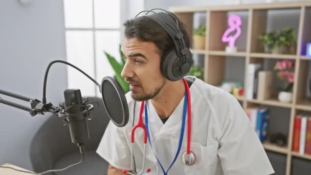 Guapo Hispano Médico Podcasts Masculinos Estudio Radio Con Equipo Audio — Vídeo de stock