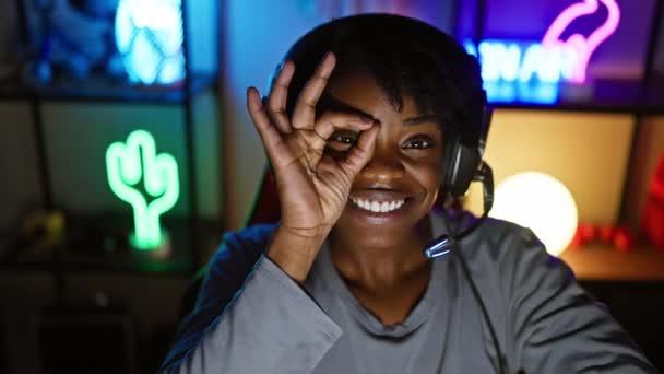 Joven Mujer Negra Alegre Con Rastas Dando Señal Dedos Través — Vídeos de Stock