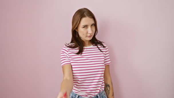 Chica Morena Joven Sospechosa Con Camisetas Rayas Apuntando Ojo Gesto — Vídeos de Stock