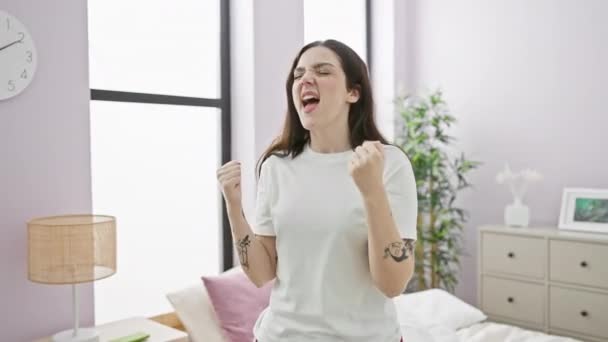 Yatak Odasında Pijamalı Neşeli Genç Bir Kadın Zafer Çığlıkları Atıyor — Stok video