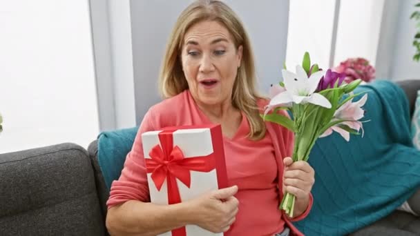 Verblüffte Frau Mittleren Alters Blonde Frau Hause Umklammert Einen Geschenkstrauß — Stockvideo