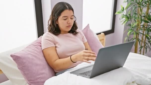 在家里使用笔记本电脑时 西班牙裔女性感到压力很大 — 图库视频影像