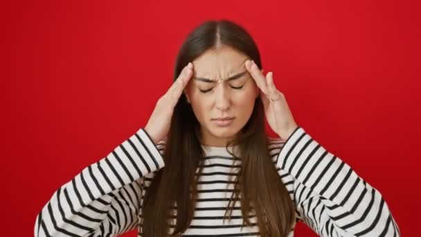 Estressado Jovem Hispânico Feminino Sofrendo Enxaqueca Dor Cabeça Bela Mulher — Vídeo de Stock
