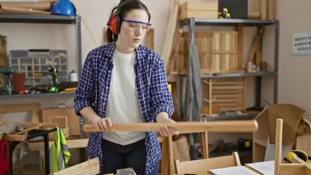 Une Jeune Femme Concentrée Inspecte Une Planche Bois Dans Atelier — Video