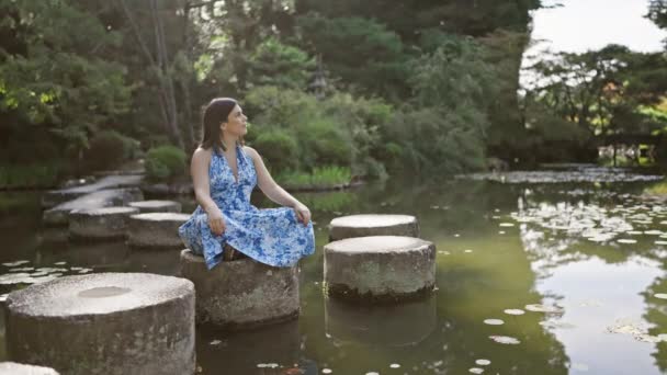 Prachtige Spaanse Vrouw Zittend Een Stenen Pad Genietend Van Groene — Stockvideo