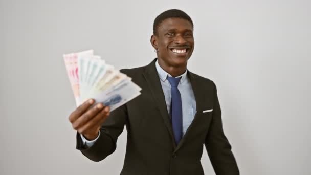 Wesoły Afrykański Amerykanin Garniturze Trzymający Chińskie Banknoty Juanowe Radośnie Błyszczy — Wideo stockowe