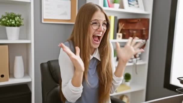 사무실에서 정전기 승리에 Aloft 그녀의 주빌런트 전염성 기쁨으로 그녀의 성공을 — 비디오