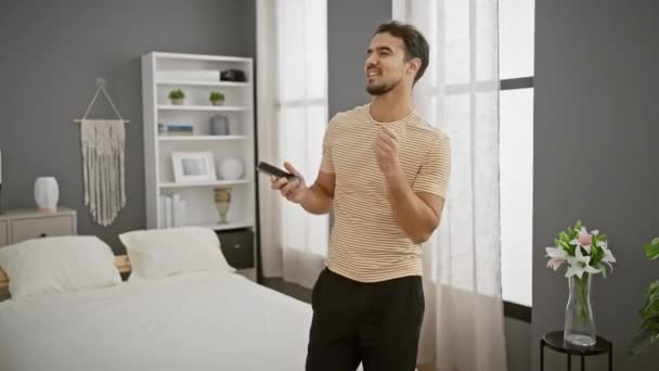 Genç Sakallı Spanyol Bir Adam Akıllı Telefon Kullanarak Rahat Modern — Stok video