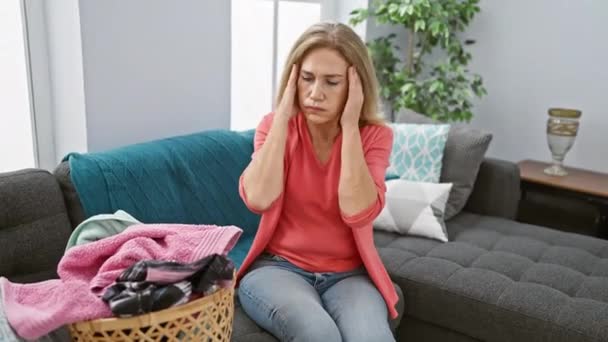 Una Donna Mezza Età Con Mal Testa Stress Dolore Toracico — Video Stock