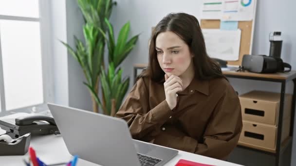 Skupiona Młoda Kobieta Pracująca Laptopie Nowoczesnym Biurze Wyglądem Koncentracji Decyzji — Wideo stockowe