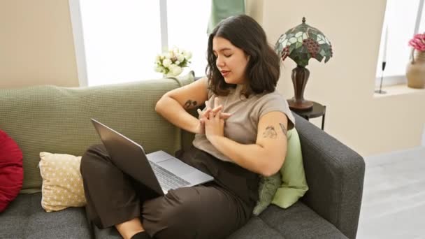 히스패닉 여자는 아늑한 거실에서 노트북에서 스트레칭 현대적인 오피스 설정을 — 비디오