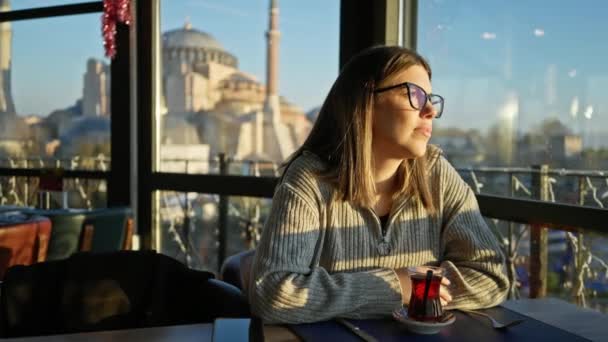 Szczęśliwa Kobieta Korzystających Herbaty Hagia Sophia Widok Stambule — Wideo stockowe