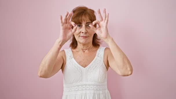 Yüzsüz Orta Yaşlı Bir Kadın Jest Parmaklarıyla Aptal Dürbünler Yapıyor — Stok video